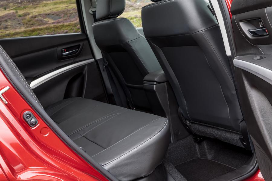 Интерьер Suzuki SX4 S-Cross 2016 года  (UK) (фото 4 из 30)